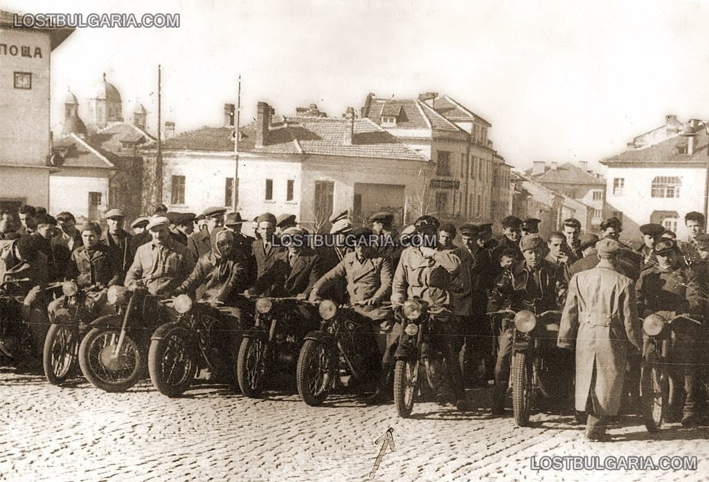 Преди старта на мотоциклетно състезание, 1956 г.