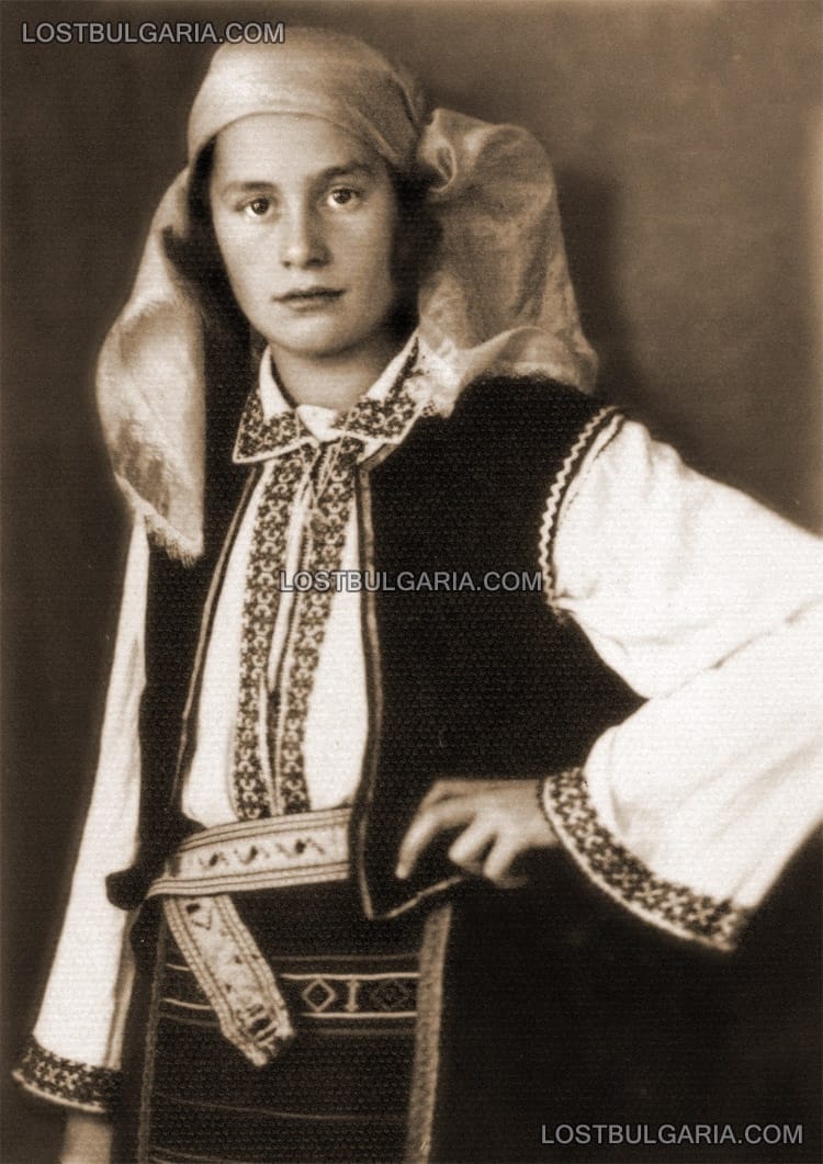 Момиче в носия от Софийско, 30-те години на ХХ век