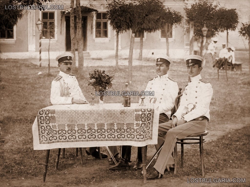 Офицери с Батенбергови пагони на разпивка, началото на ХХ век