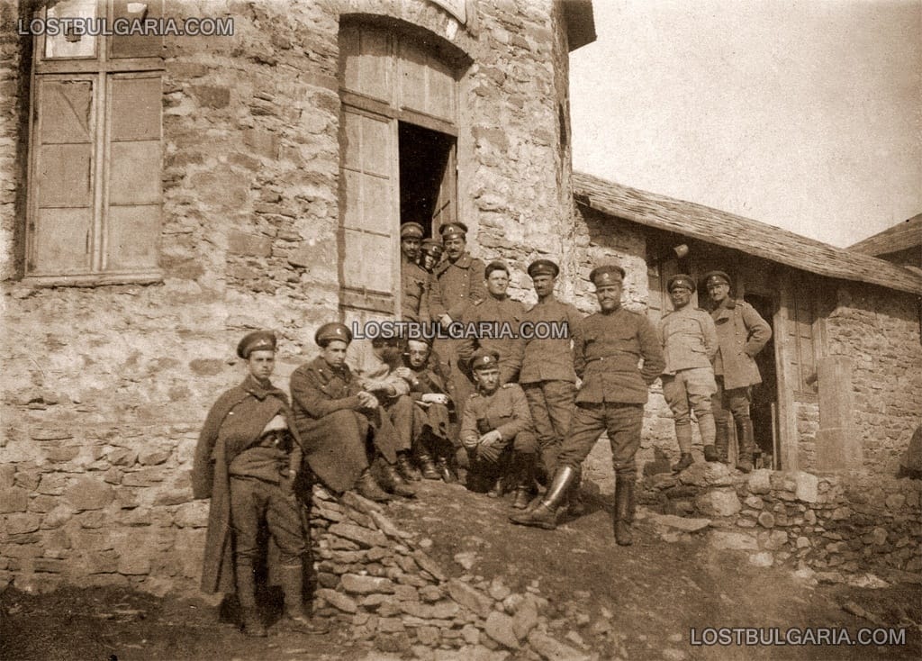 Офицери и войници пред каменна постройка (пивница?)