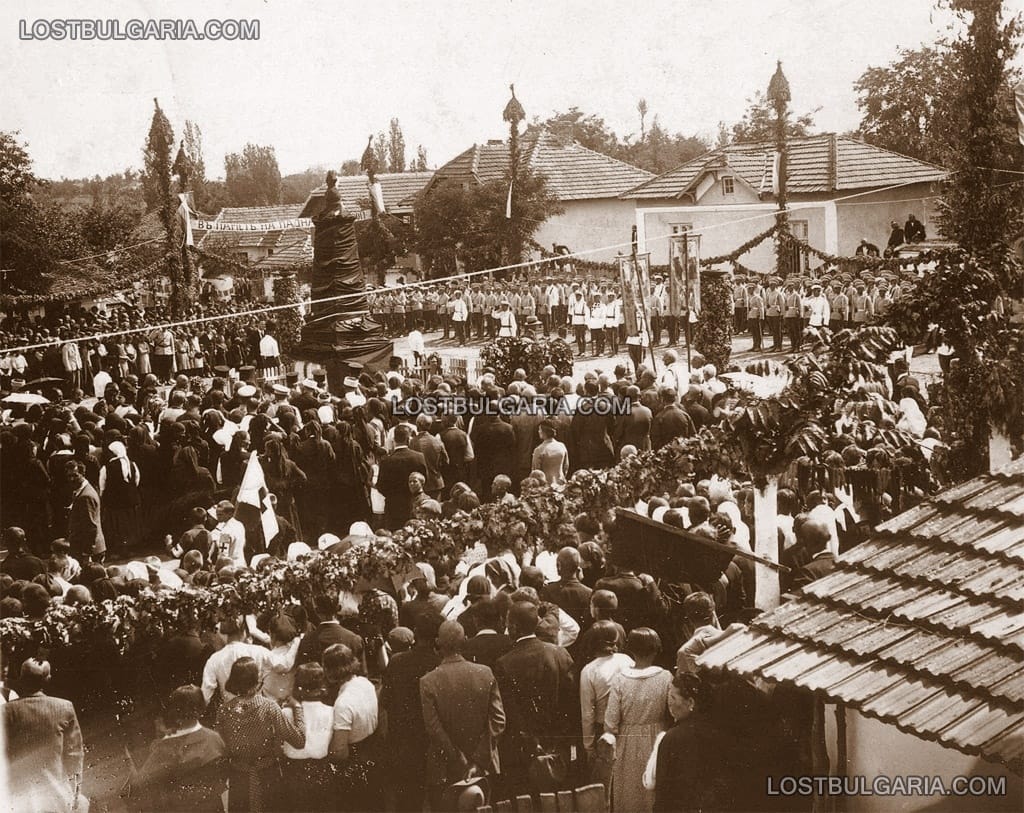 Освещаване на паметника на загиналите във войните, село Подгорец 1935г.