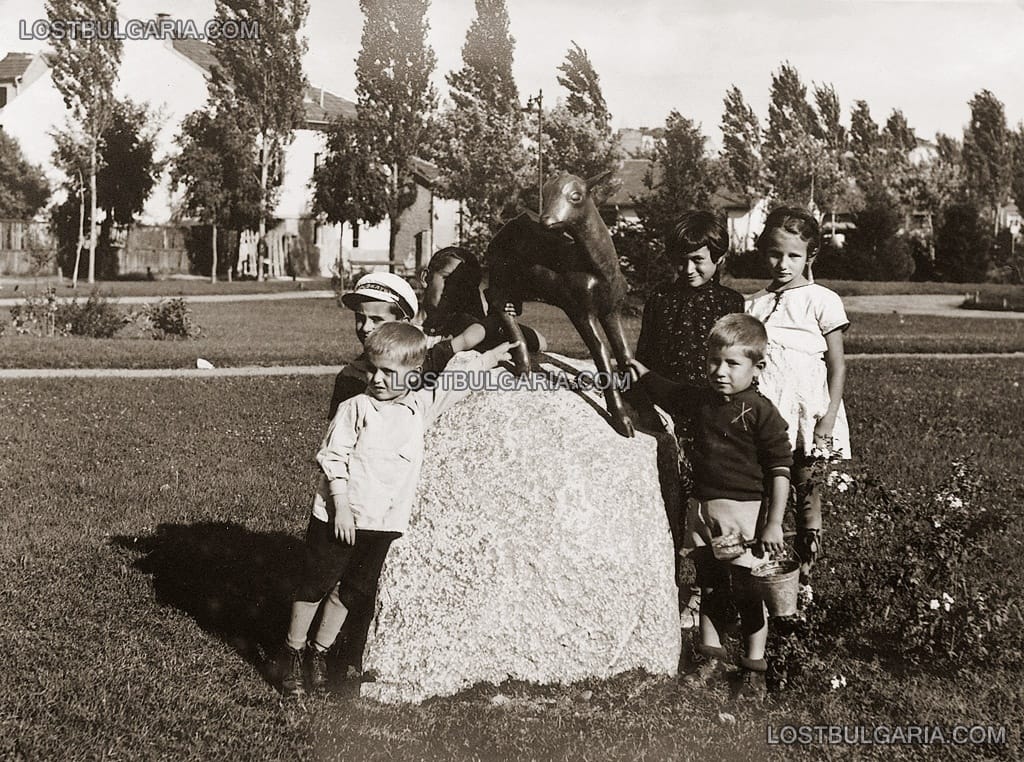 София, деца около фигурата на козле, 30-те години на ХХ век