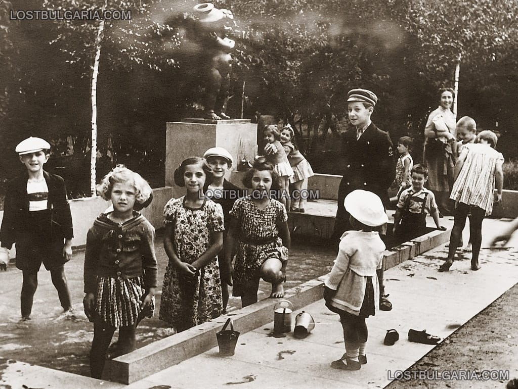 София, деца в шадраван в Докторската градина, 30-те години на ХХ век