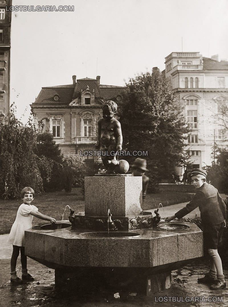 София, чешма в градинката пред Военния клуб, 30-те години на ХХ век
