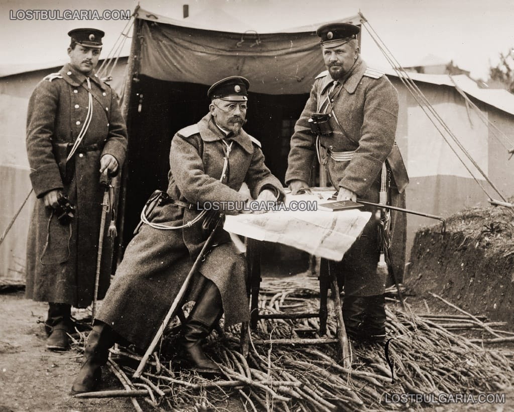 Генерал Иван Сарафов (седнал) и полковник Христо Бурмов (дясно), началник щаб на 3-та Балканска пехотна дивизия, на планшет при Чаталджа, 1912 г.