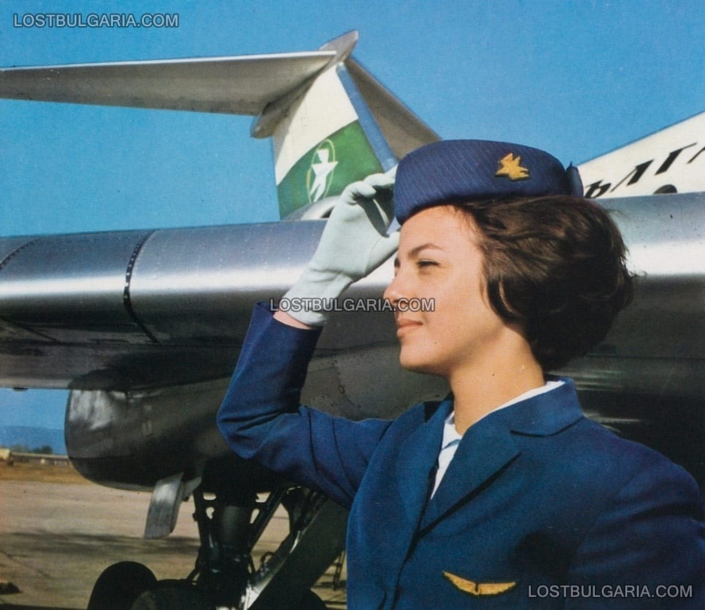 Летище, стюардеса от  БГА Балкан, 60-те години на ХХ век