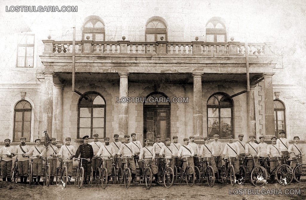 Бургаско колоездачно дружество, пред сградата на окръжния съд, 1908г.