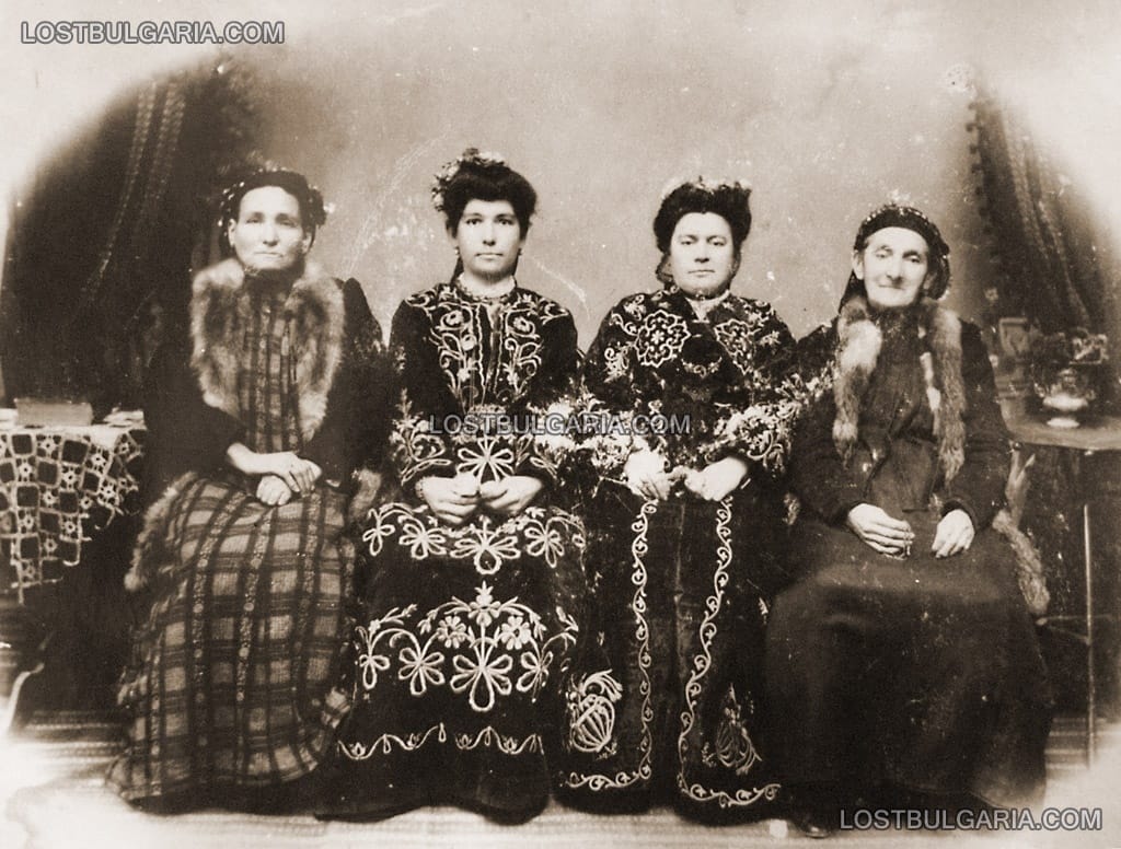 Български еврейки в сефарадски носии, края на XIX век