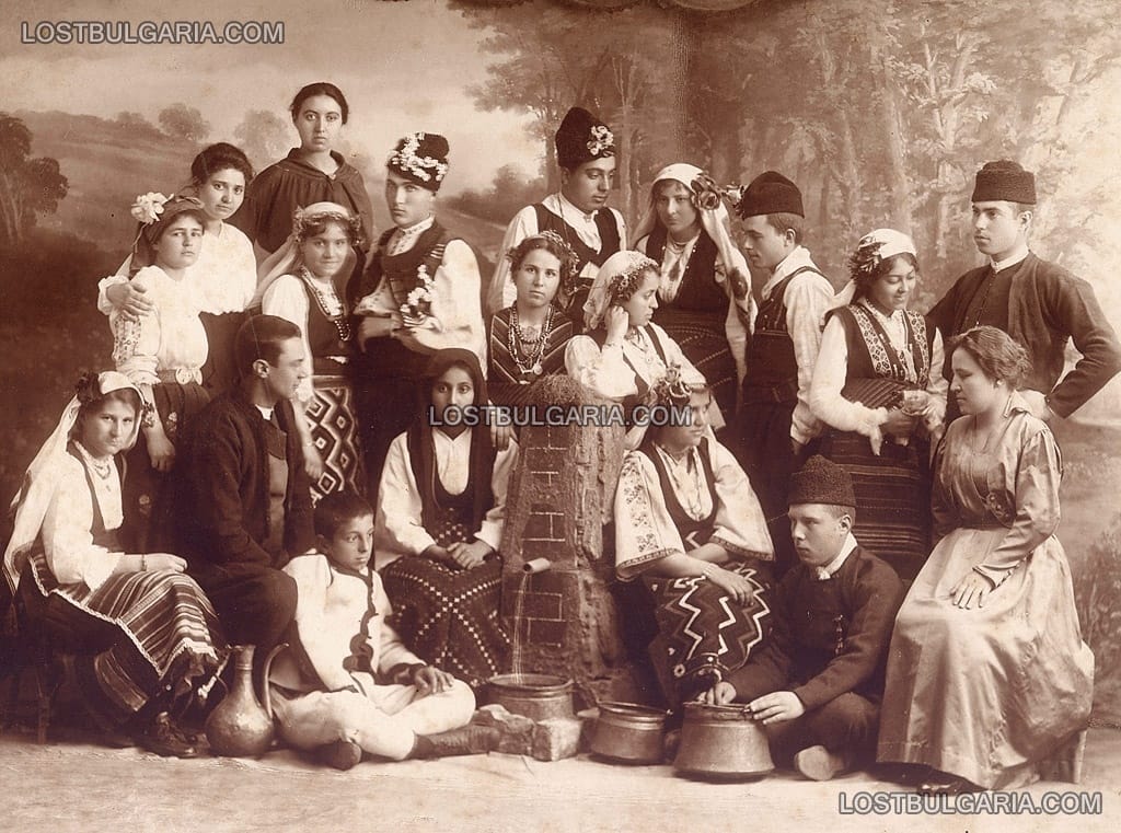 Младежи, позиращи в народни носии, 20-те години на ХХ век