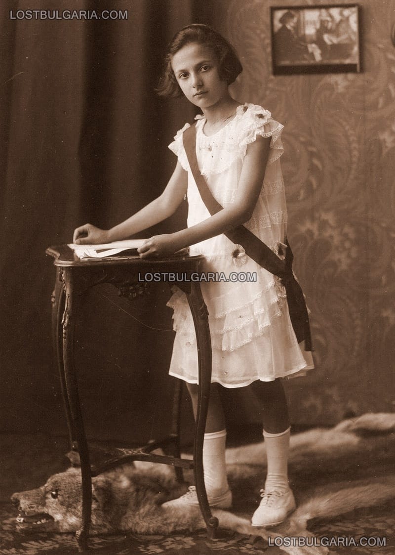 Ученичка в бяла рокля, Варна, 1925г.