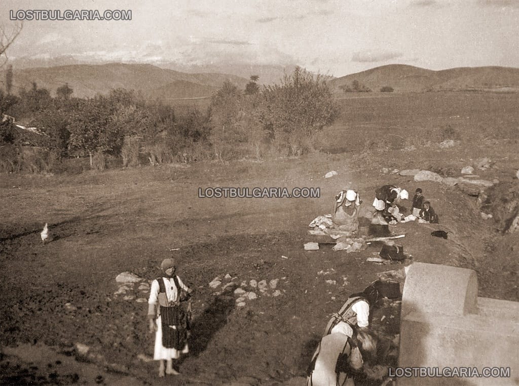 Жени перат край чешма в село Бразда, Скопско, 1943г.