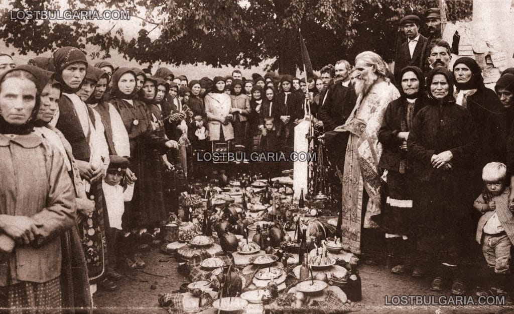 Панихида за падналите герои след освещаване на паметник в село Горно Пещене, Врачанско, 1925 г.
