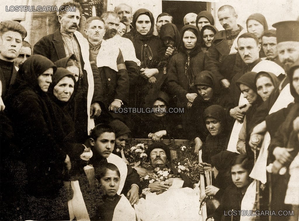 Погребение в село Лъжане (днес Трудовец, Ботевградско), 30-те години на ХХ век