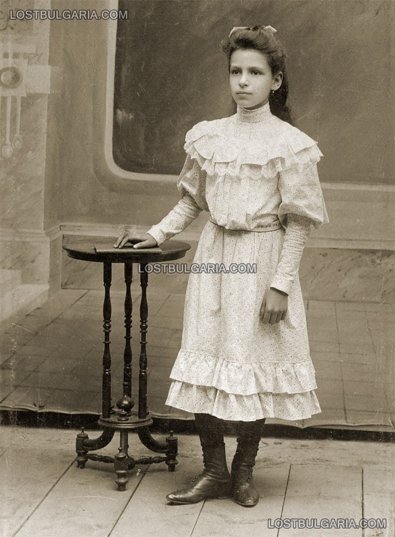 Младо момиче в бяла рокля, 30-те години на ХХ век