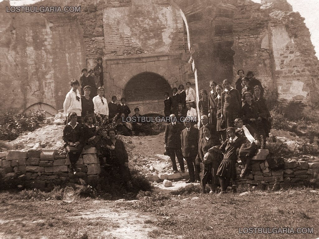 Група ученици и учители на Царевец - край руините на църквата "Св.Параскева", 1927г.