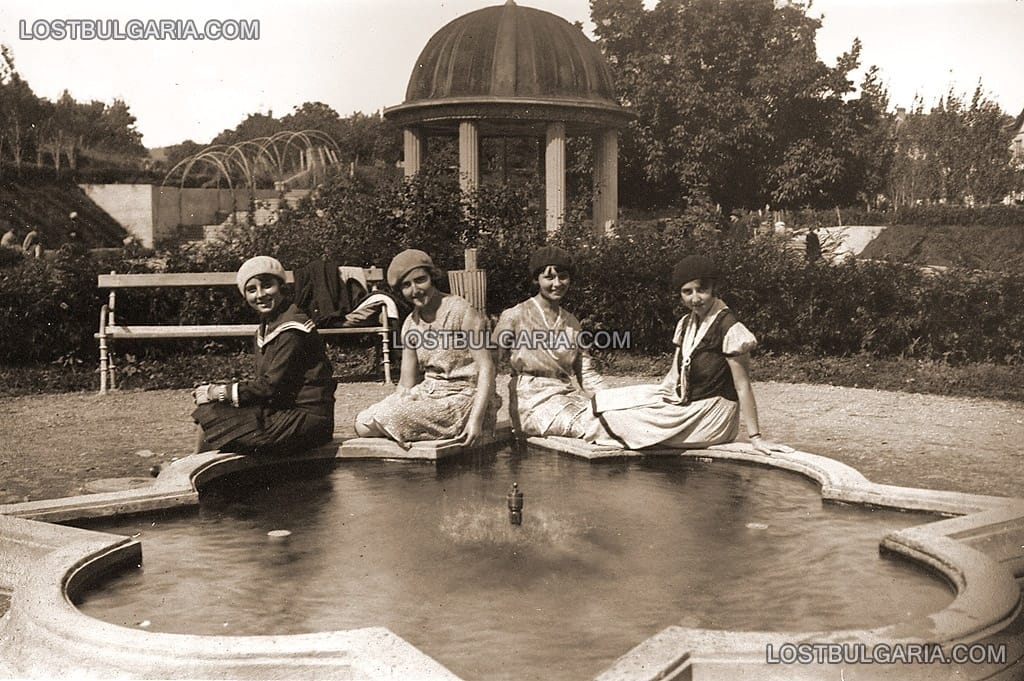 Банкя, млади дами в парка с Ротондата, 1929 г.