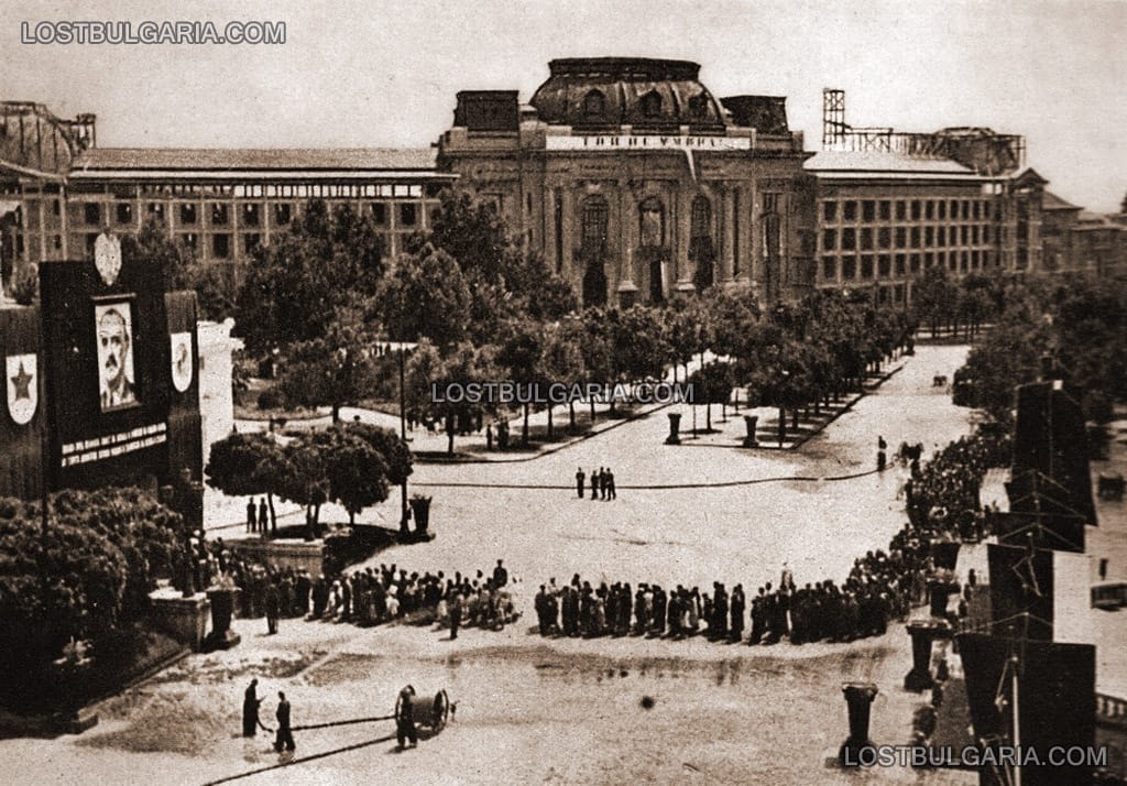 Строежът на новите крила на Софийския университет и поклонение пред Георги Димитров в Народното събрание, юли 1949 г.