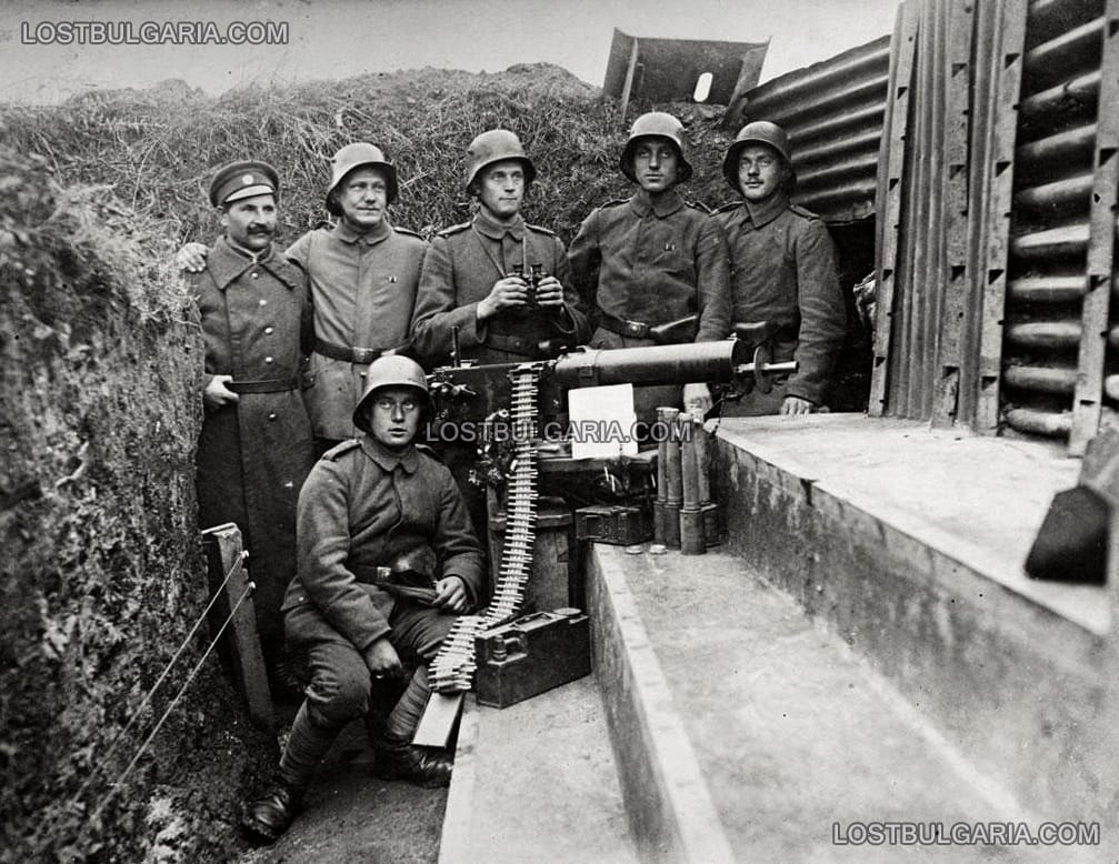 Войник от 39 Солунски пехотен полк и германски войници в окоп с картечница MG08, Южния фронт, 1917 г.