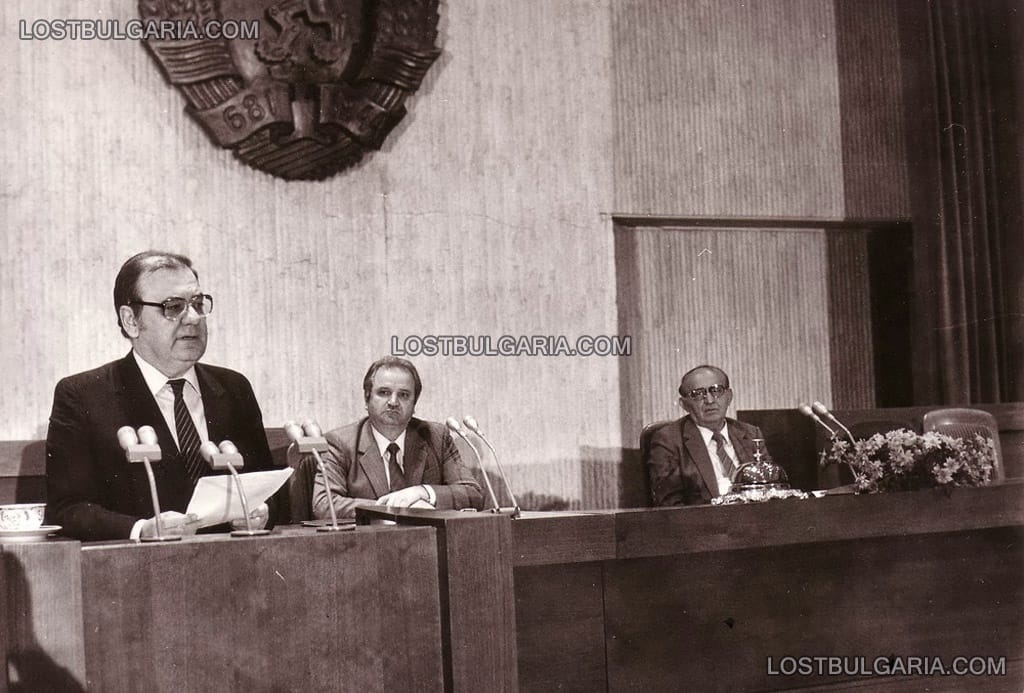 Свалянето на Тодор Живков - Петър Младенов чете решението на ЦК на БКП, в средата - Георги Атанасов (тогава министър-председател), 10 ноември 1989 г.