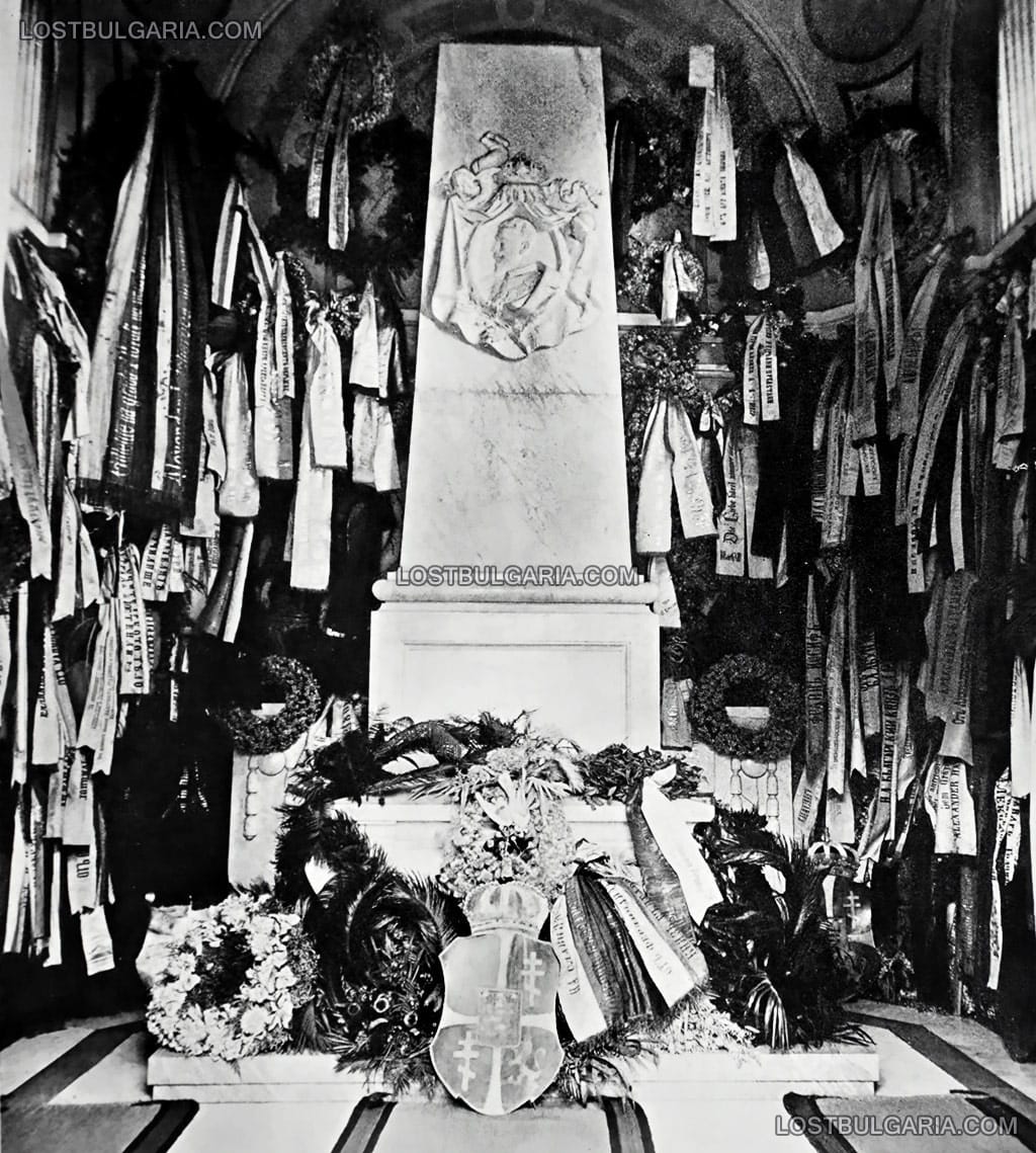 София, вътрешността на гробницата-мавзолей на Княз Александър I Батенберг, отрупана с венци по повод годишнина от смъртта му, началото на ХХ век