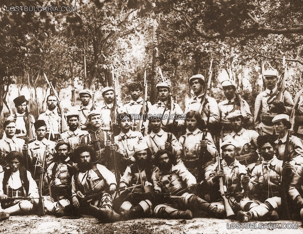 Битолската чета на войводата Тане Николов (третият отляво надясно на първия ред), участвала в битката на вр.Ножот през 1907 г.