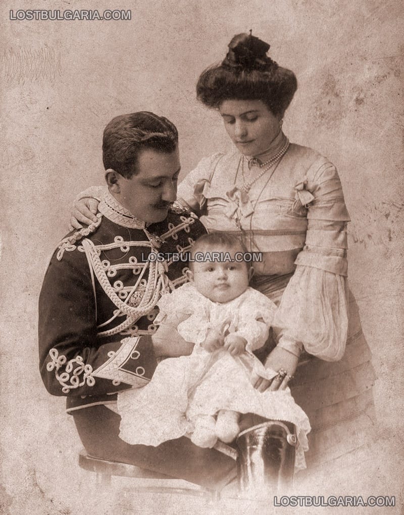 Ротмистър Петър Ганчев като адютант на Лейбгвардейския на Н.В. конен полк със семейството си, началото на ХХ век 