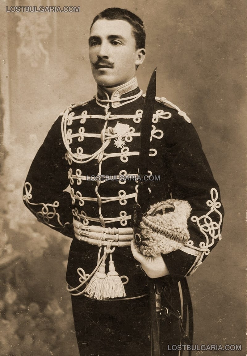 Ефрейтор в парадна униформа на Лейбгвардейския на Н.В. конен полк , с орден от Балканската война