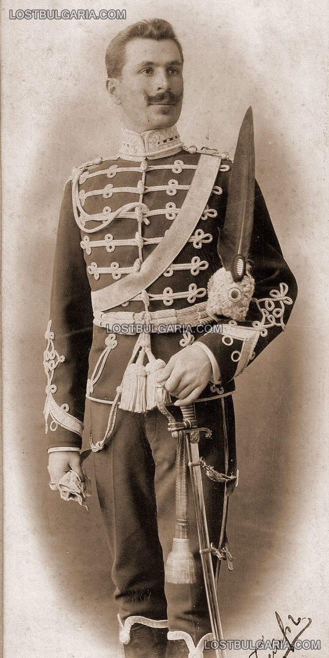 Поручик Петър Софрониев от Лейбгвардейския на Н.В. конен полк в парадна униформа, 1906г.