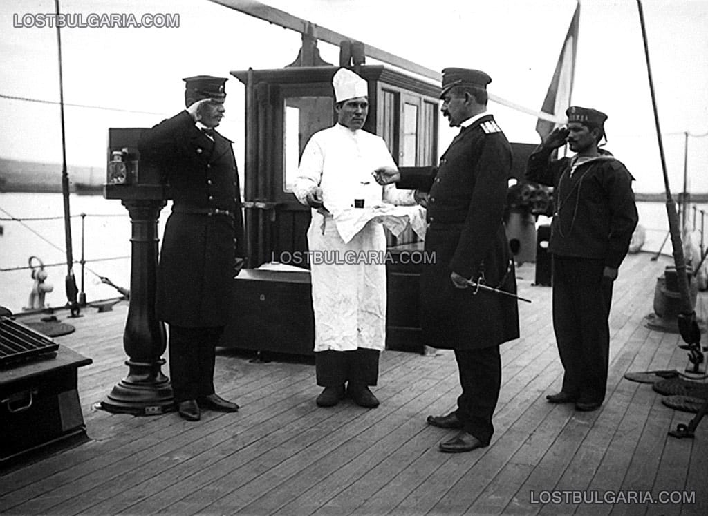 Командващият флота кап. I ранг Станчо Димитриев опитва храната, която се приготвя на борда на  учебен крайцер 