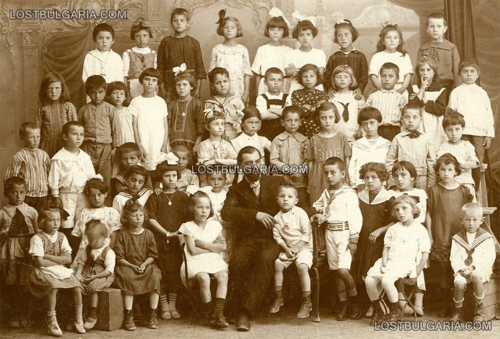 Малки ученици със своя учител, 20-те години на ХХ век