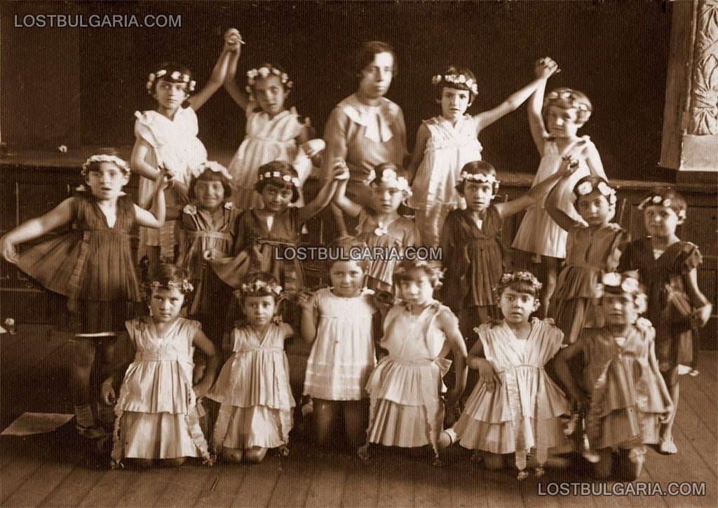 Малки балерини със своята учителка, 20-те години на ХХ век