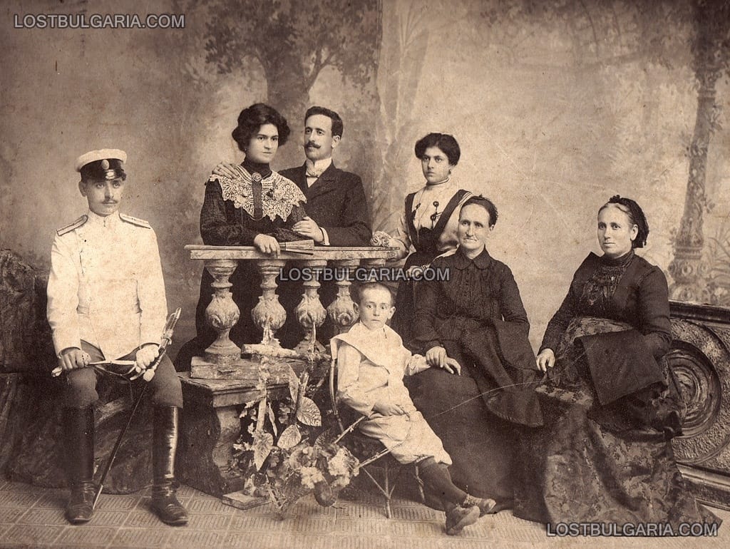 Поручик Стилиян Максимов с майка си Мариола и семейството, София 1904г.