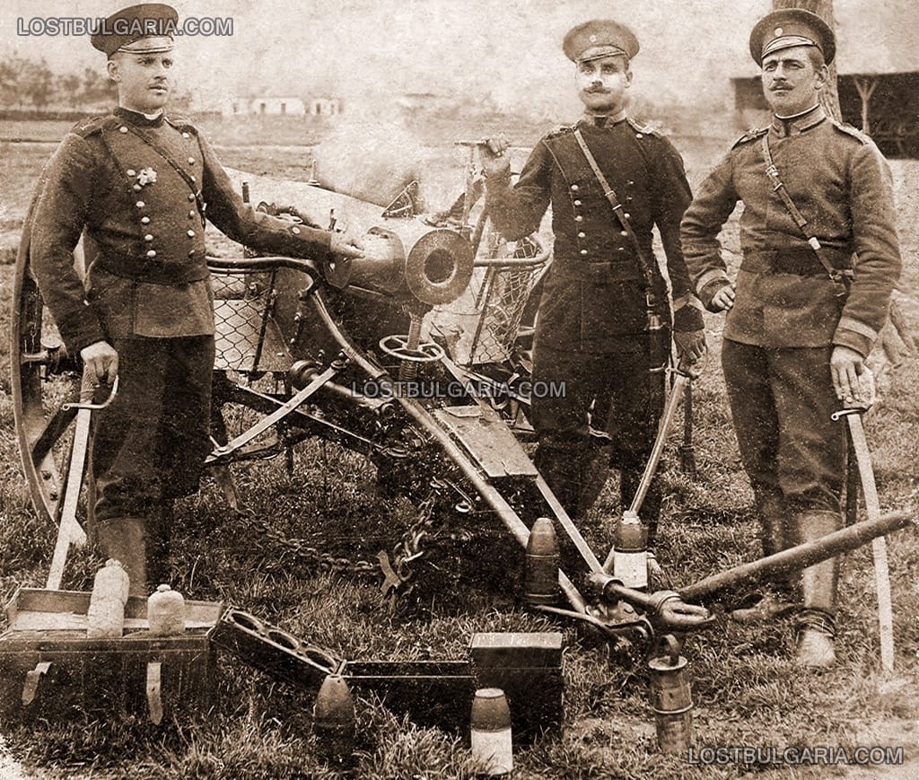 Войници от 1-ви артилерийски полк с нескорострелно 87 мм оръдие "Круп", Севлиево, 1902 г.