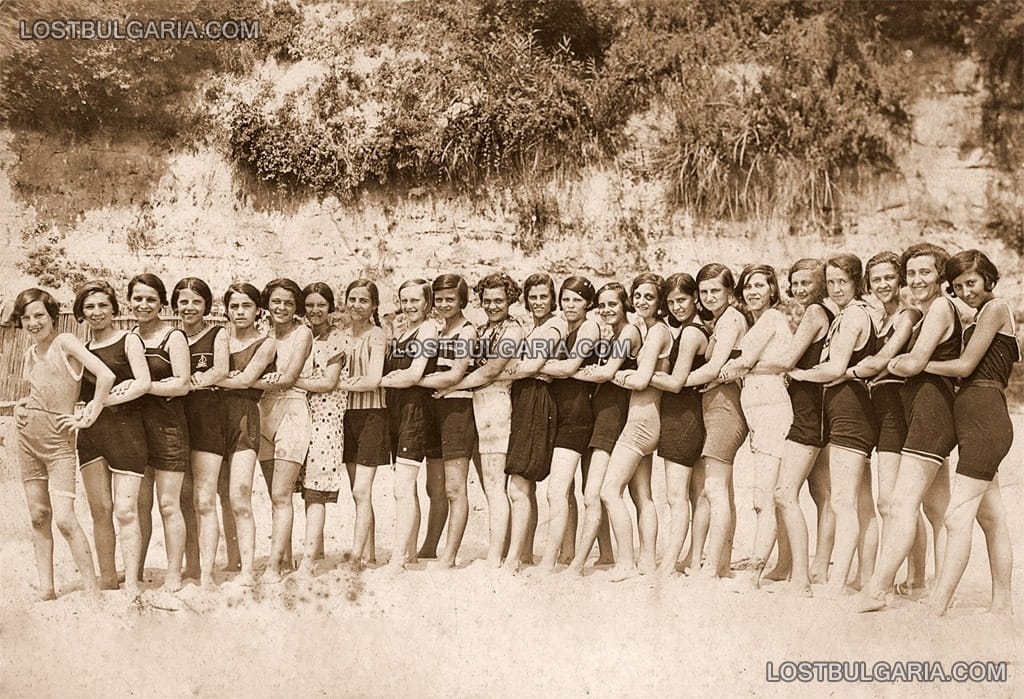 Млади момичета позират на плаж край Варна, 1932г.