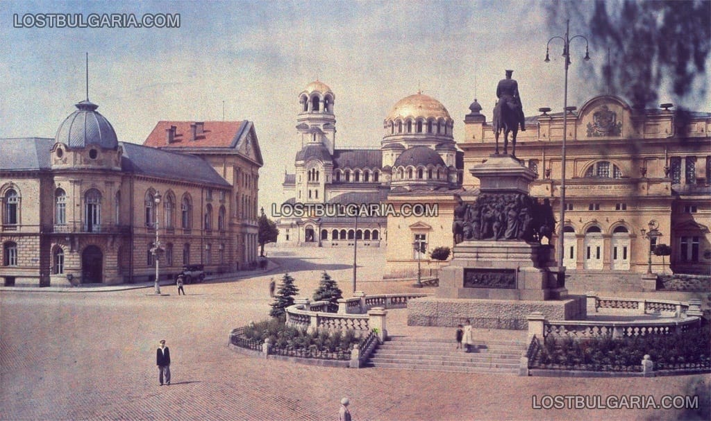София - Парламентът, паметникът на Цар Освободител, вляво - Външно министерство (сега БАН), и храмът "Св.Александър Невски", 30-те години на ХХ век 