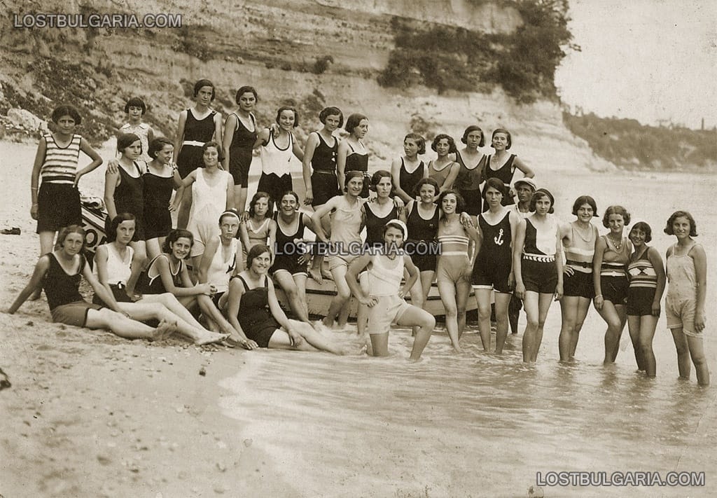 Група млади дами на плаж край Варна, 1932г.