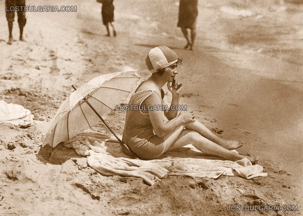 Млада жена на плажа, 30-те години на ХХ век