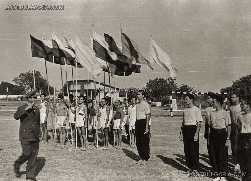 Варна, строени млади мъже в спортни екипи, вероятно по време на спортен празник (?), 50-те години на ХХ век