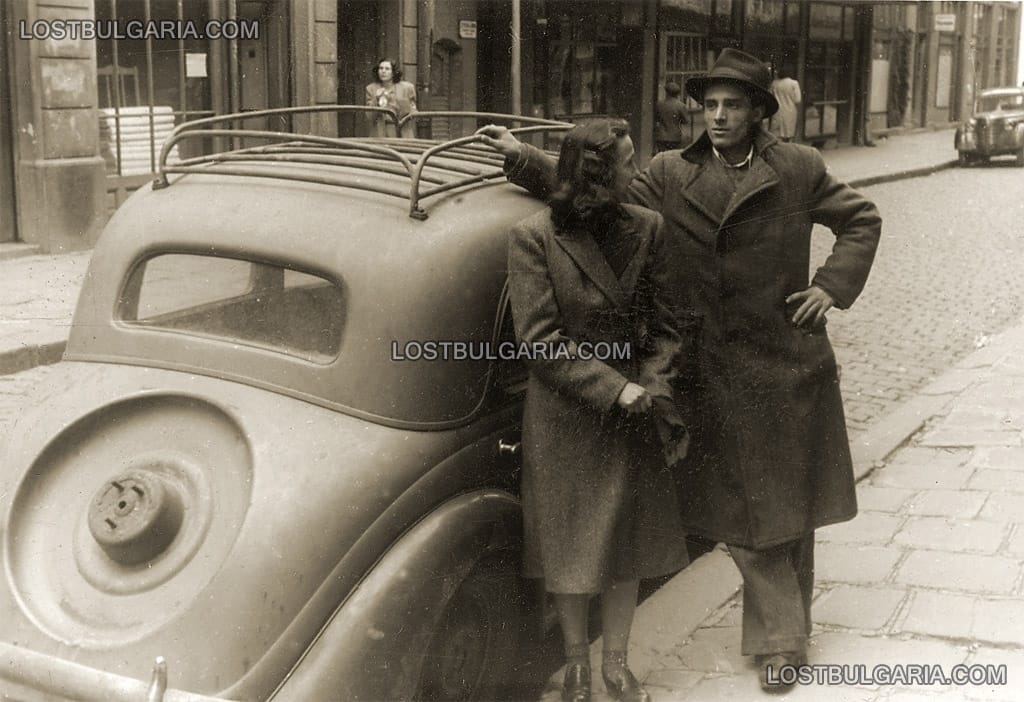Млада двойка с автомобил Мерцедес 170V, 30-те години на ХХ век