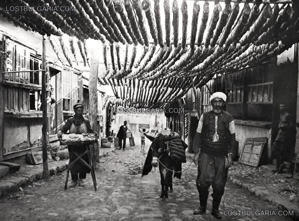 Перущица, български турци, над тях - съхнещи тютюневи нанизи, 30-те години на ХХ век