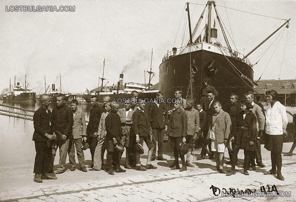 Варна, група ученици на пристанището, 1924г.