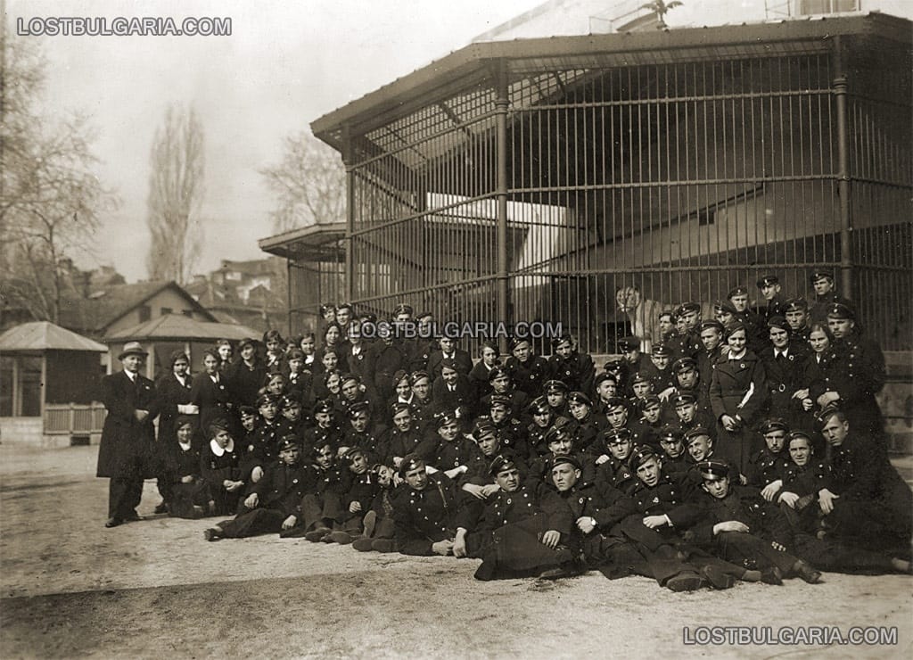София, старата зоологическа градина, група гимназисти пред клетката на лъвовете, 20-те години на ХХ век