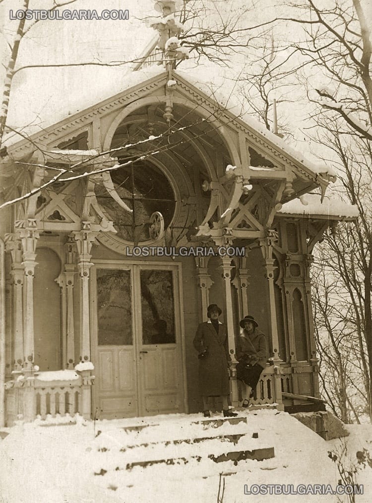 Две момичета пред дървен павилион, неизвестно къде, 1925г.