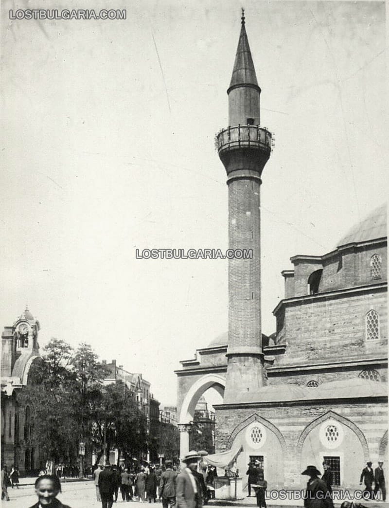 София, джамията Баня баши, вляво - Халите, 30-те години на ХХ век