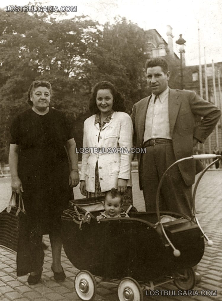 София, семейство на разходка из града, 50-те години на ХХ век