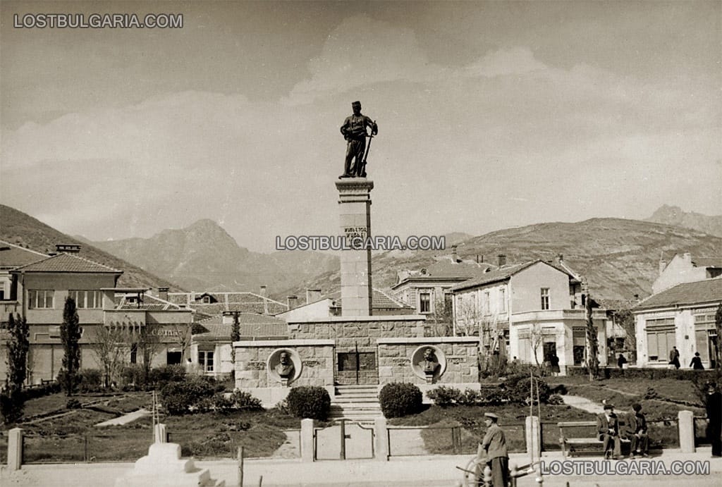 Сливен, паметникът на Хаджи Димитър на централния площад, 1944г.