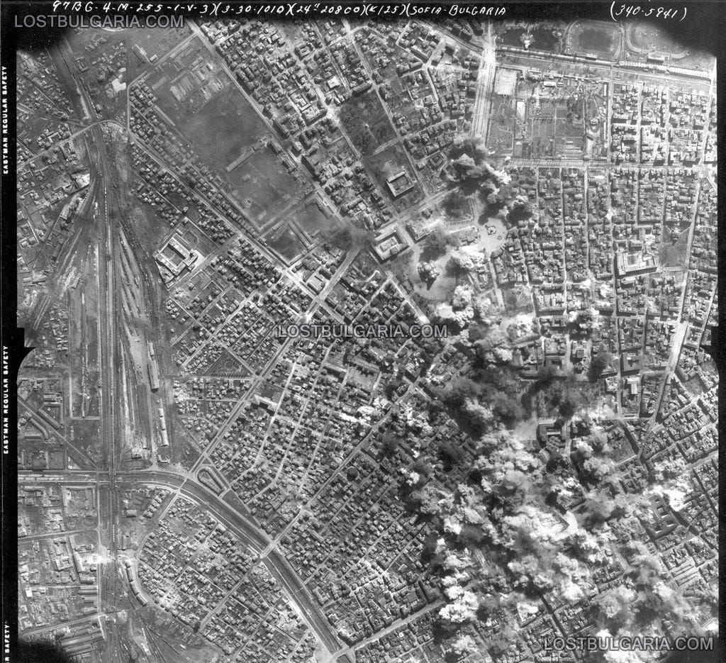 Снимка от борда на американски бомбардировач от бомбардировките на София (ясно се вижда храма Ал. Невски