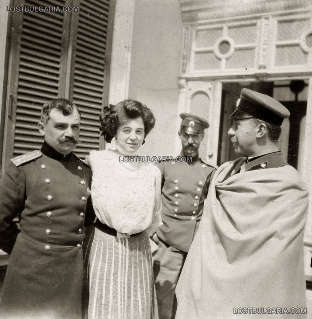 Български офицери и млада дама, 30-те години на ХХ век