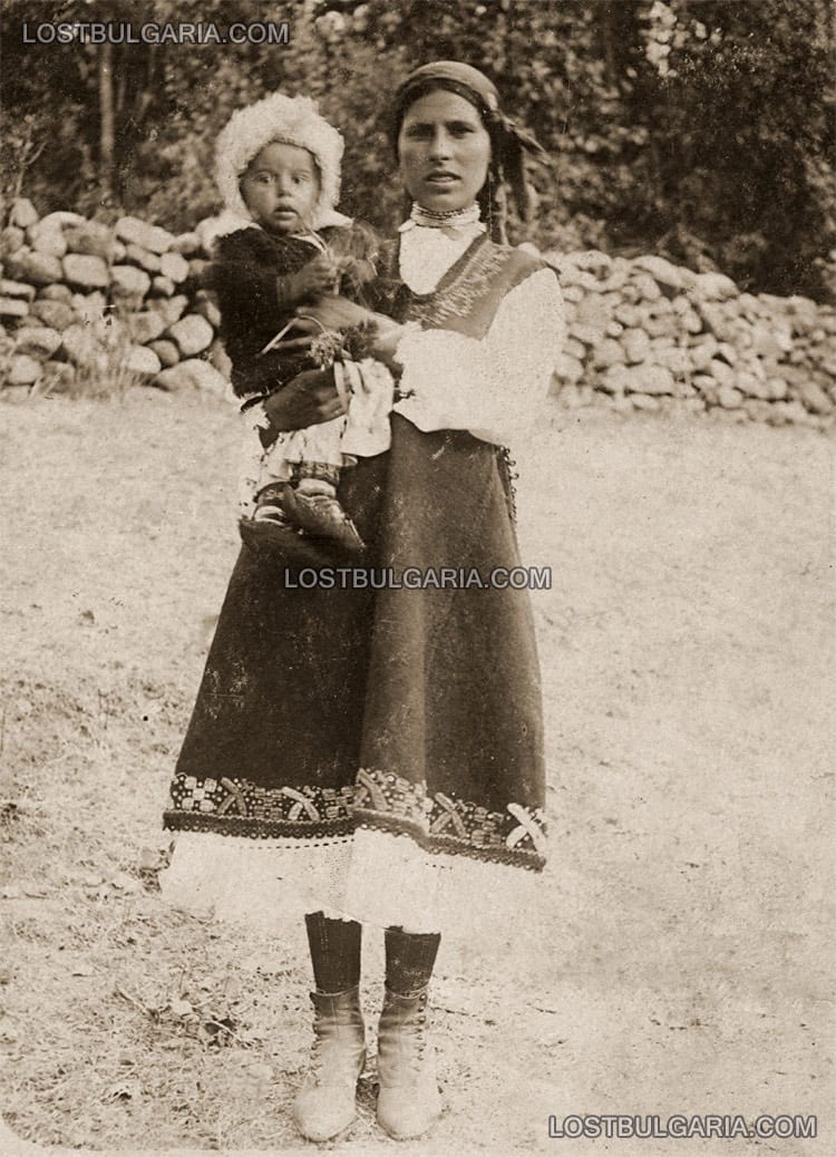 Млада жена с дете, облечена в носия, началото на ХХ век