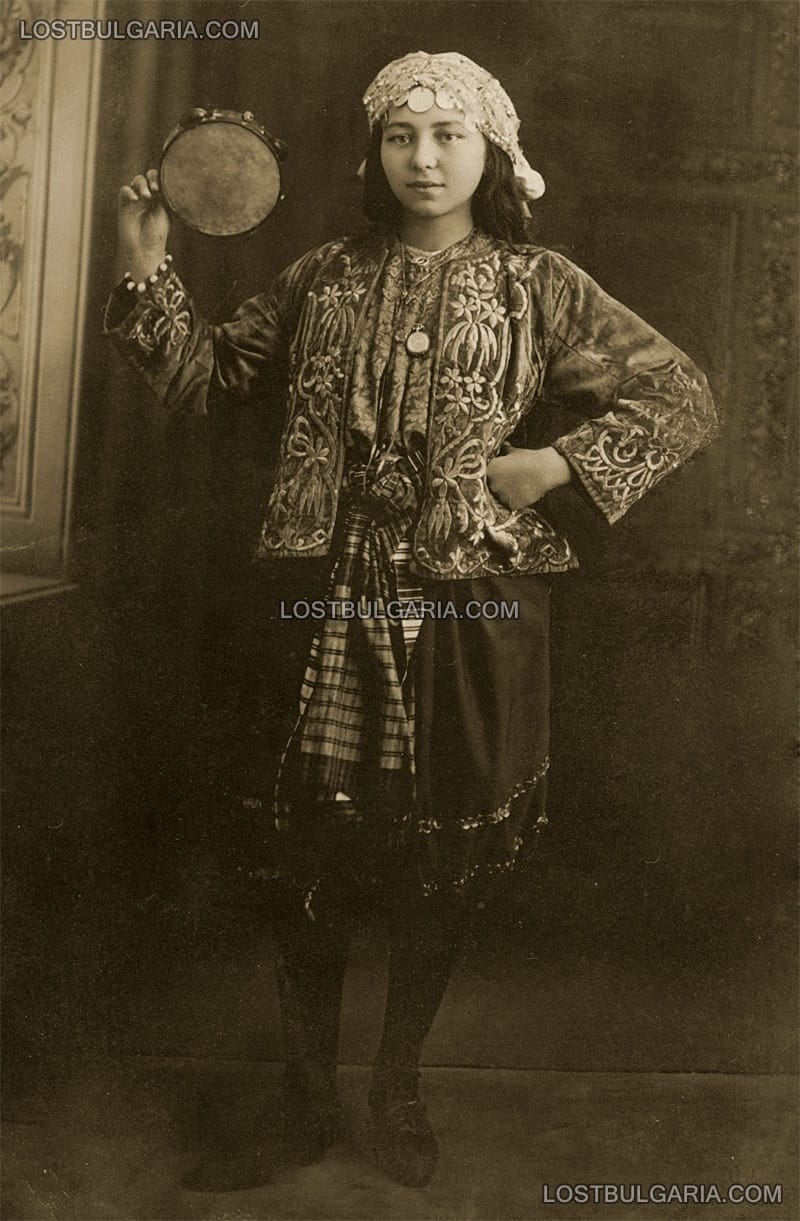 Младо момиче в ориенталски костюм, София, 1914г.